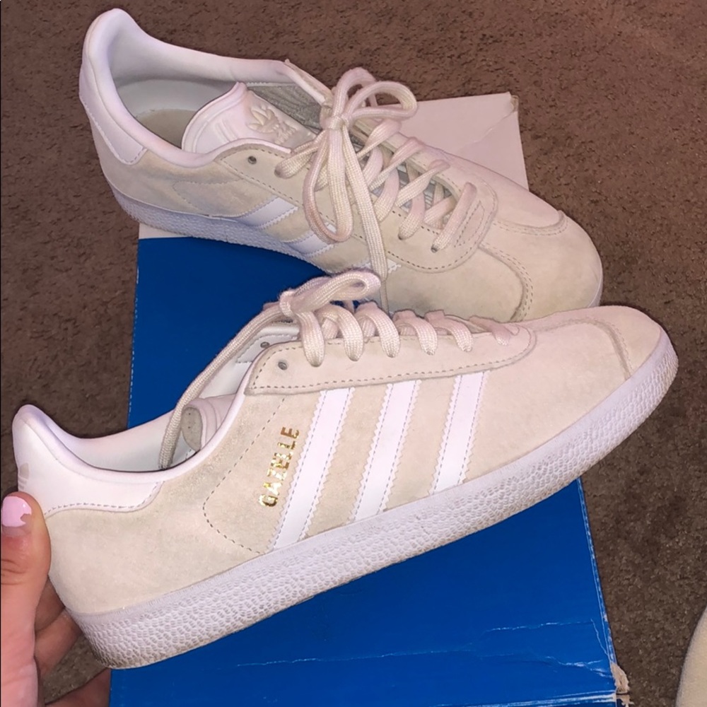 Gazelle Cream & White Adidas size 61/2 💛